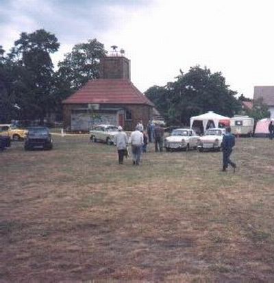 Auf dem Platz wie gewohnt viel Wiese um die Trabis herum.