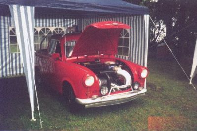 Dieser rote Pick-Up fiel auf.