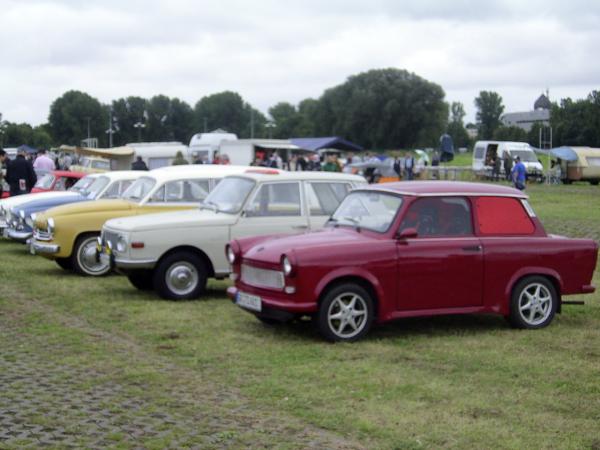 Neben einer Reihe Wartburg plötzlich ein schicker Trabi.