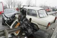 Vom Mercedes auf die Leitplanke geschoben Vom Mercedes auf die Leitplanke geschoben