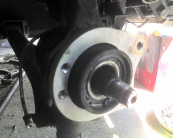 Der Adapter wird mit vier Schrauben montiert.