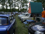 Ein Blick &uuml;ber den Platz zeigt ein gut besuchtes Treffen.