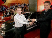 Benjamin Halbe (l) &uuml;bergibt den 